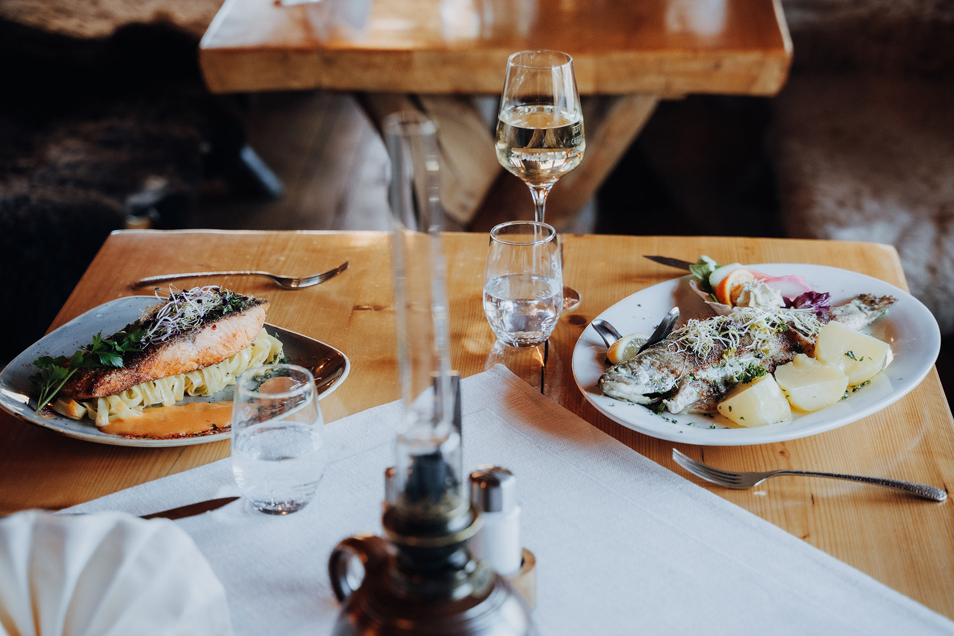 Fischerhof Gahrns GmbH - Restaurant in der Fischerhütte, Tisch reservieren, Köstliche Fischgerichte, Frische Forelle auf der Haut gebraten, Genussvolles Lachsfilet auf Tagliatelle, Weißwein