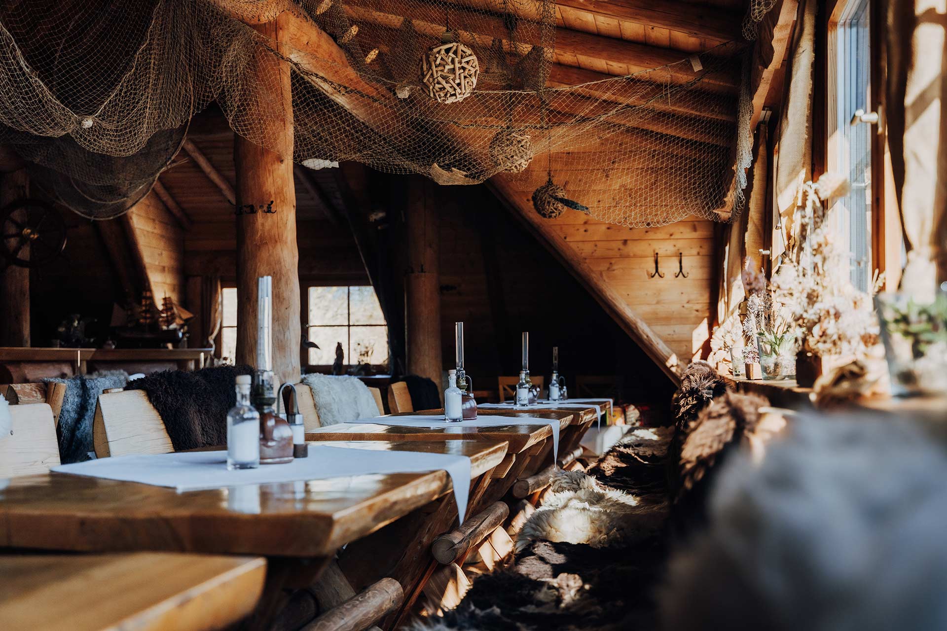 Fischerhof Gahrns GmbH - Restaurant, Fischerhütte, Inneneinrichtung, Tische und Bänke, Dekoration, Netze, Köstliche Fisch-Gerichte, Forelle, Lachsfilet, Rumpsteak, und vieles mehr