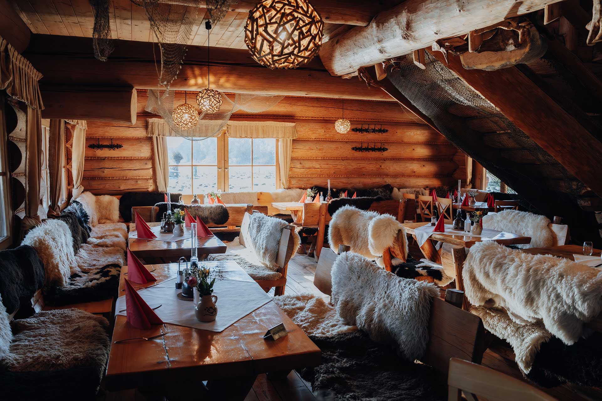 Fischerhof Gahrns GmbH - Restaurant, Fischerhütte, Inneneinrichtung, Tische und Bänke, Köstliche Fisch-Gerichte, Forelle, Lachsfilet, Rumpsteak, und vieles mehr