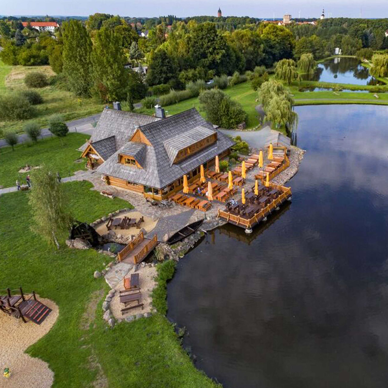 Fischerhof Gahrns GmbH - Fischerhütte, Blockhaus, Blockhausstil, Idyllische Seeterrasse über dem Wasser